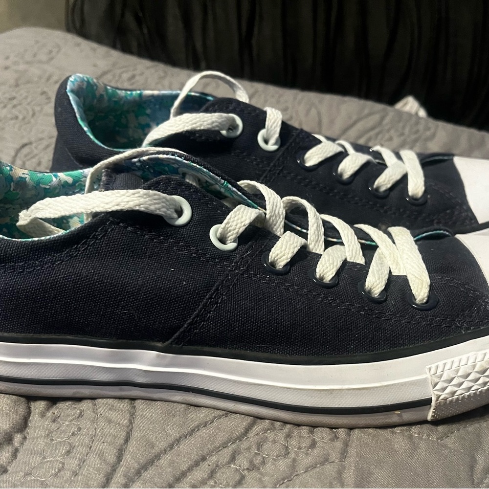 Women’s converse size 8